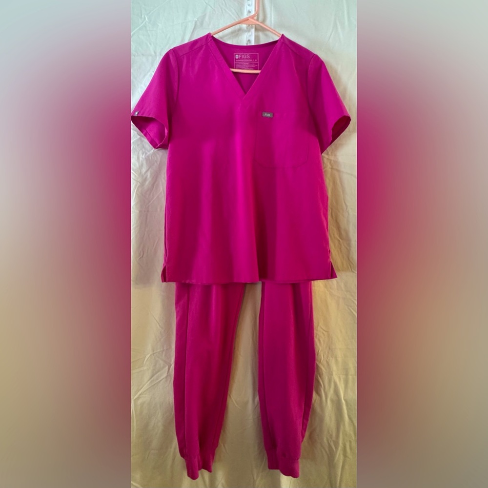 Figs Women's Pink Scrub Set